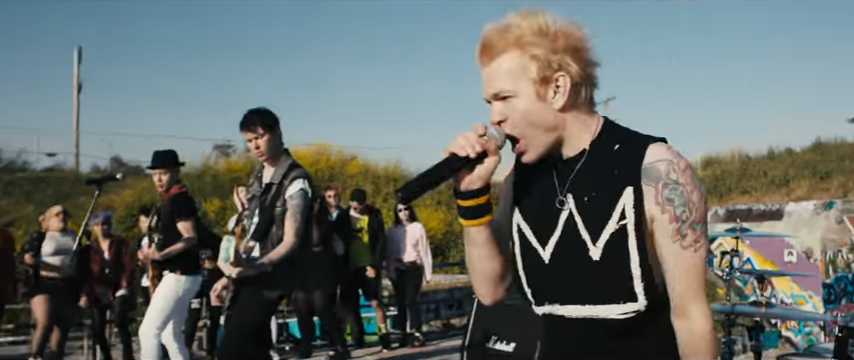 A Sum 41 is egy sereg rajongóval bulizik a legújabb klipjében