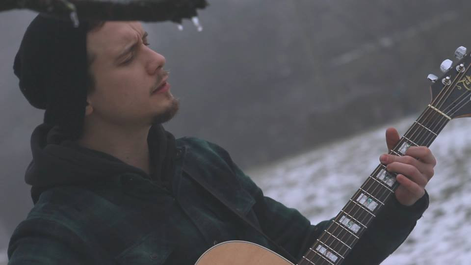 Apey-dalpremier a kertek alatt