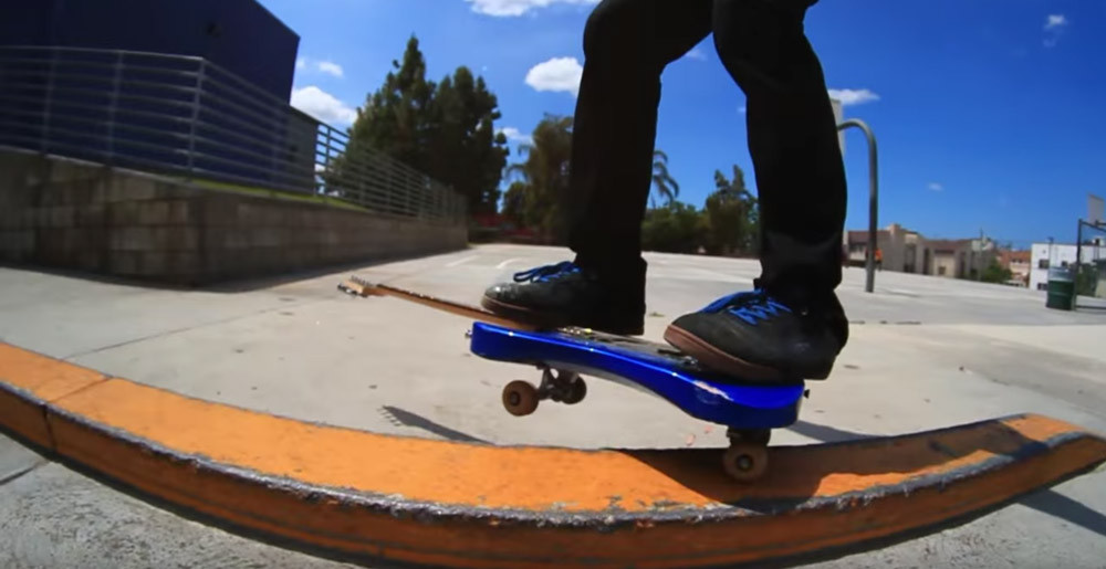 Ez a pár srác egy Ibanez gitárból csinált gördeszkát