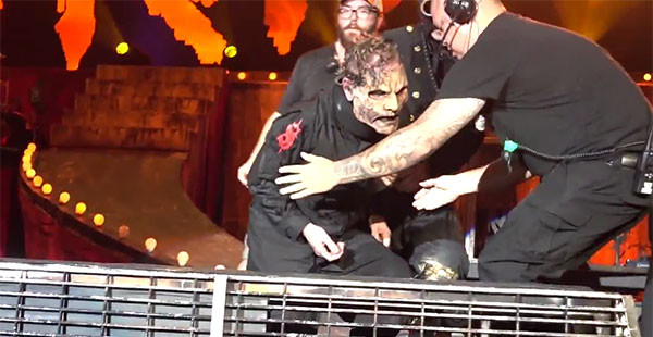 Videó: Corey Taylor elesett a Slipknot atlantai koncertjén, úgy kellett lesegíteni a színpadról