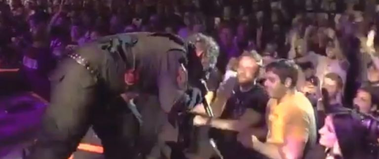 Ezért ne babrálj a telefonoddal Slipknot-koncerten az első sorban