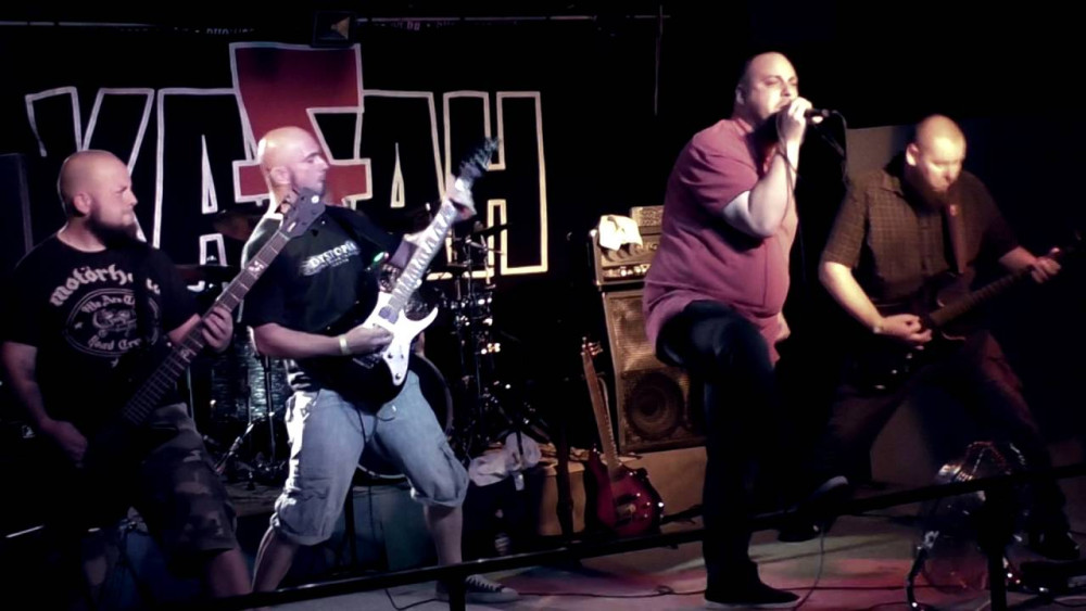 Groove-ba forgatott hardcore-ral teszi le a névjegyét a Kazah