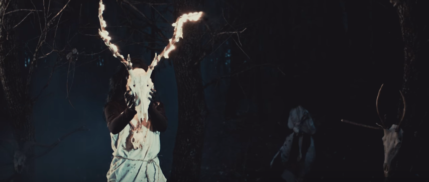 Fekete boszorkányok és extrém metálos riffhegyek a Needless új klipjében