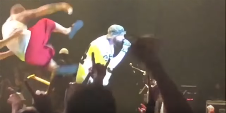 Fred Durstöt majdnem lerúgták a színpadról