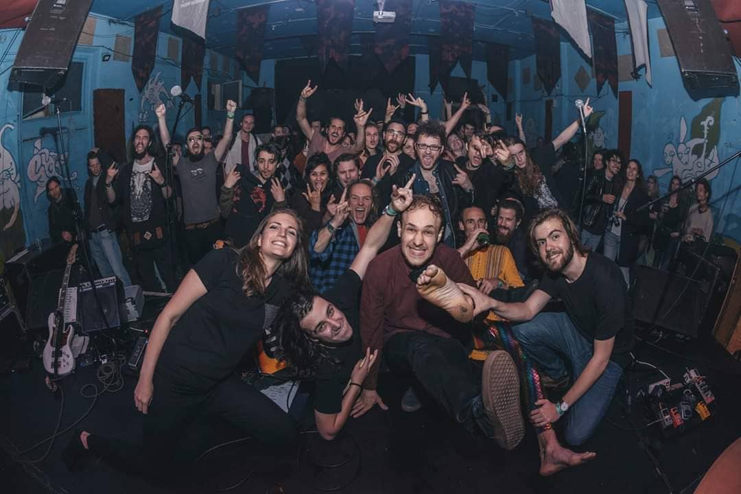 Keresztüllátni az univerzumon - Jackie's Gun-lemezpremier