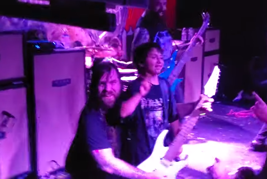 Gyerekekkel zúzott a színpadon a Fit for an Autopsy