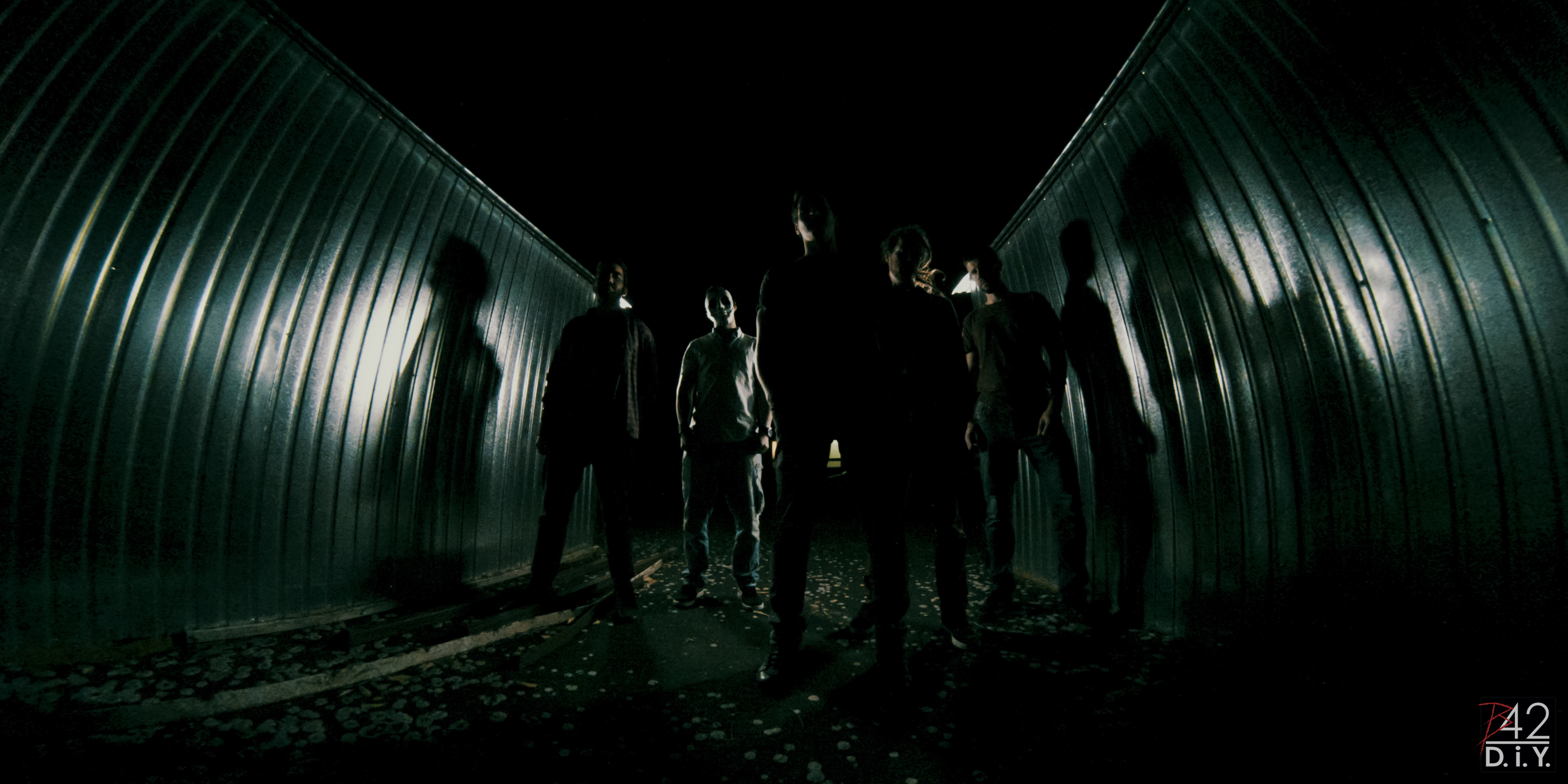 Elvágni a sorozatgyártott személyiségek futószalagját - Winnie's Stones-dalpremier