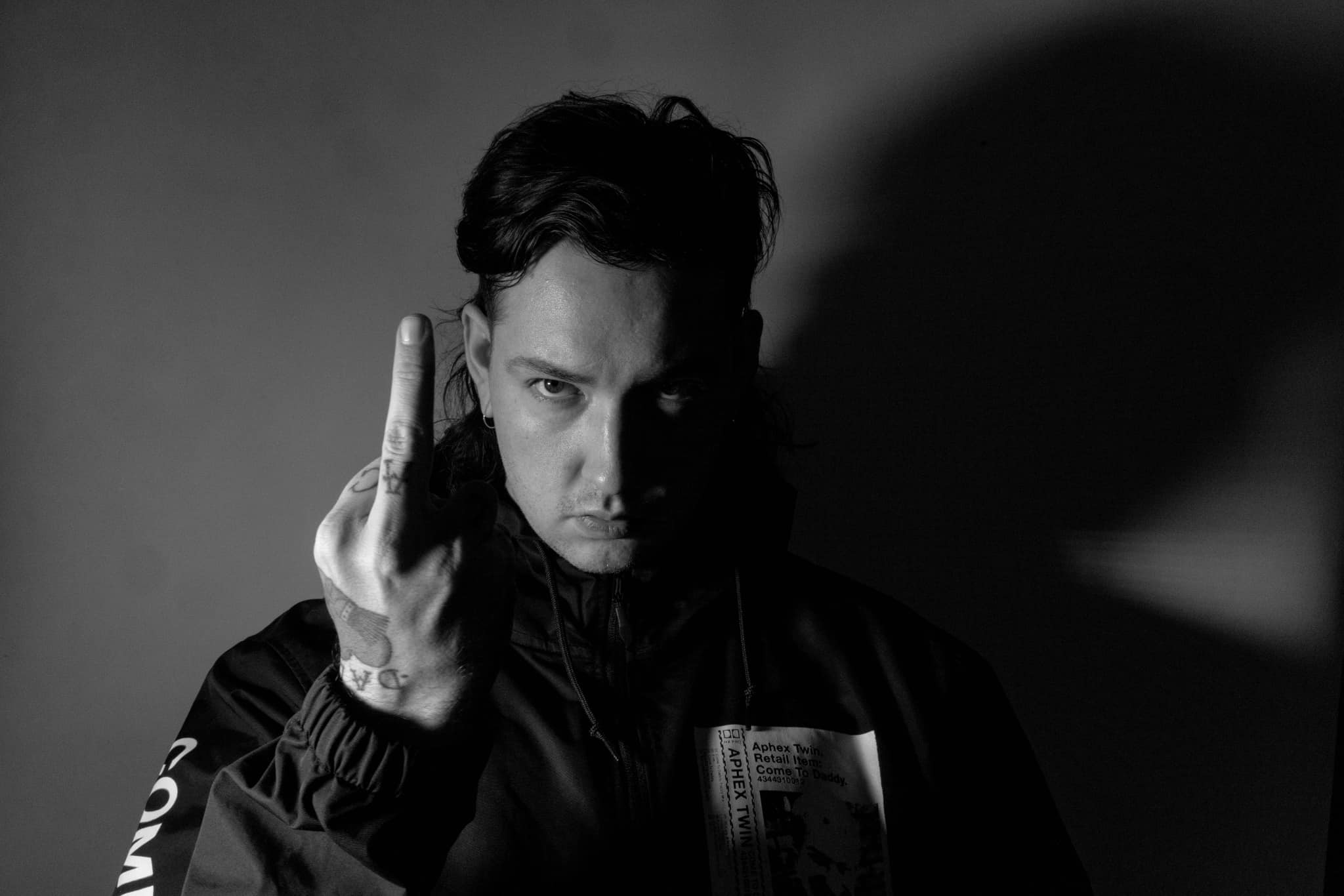 Két új számmal adózik az ipari metal oltárán King Yosef